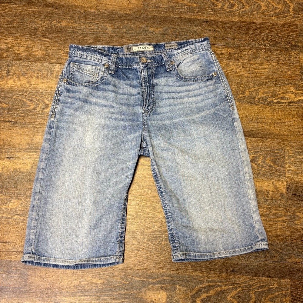 Buckle BKE Tyler Jean Shorts Men’s Size 32 Light Wash Blue Stretch Whiskered